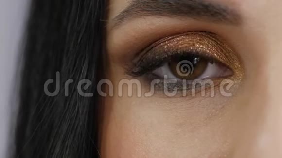 棕色眼睛的漂亮女孩视频的预览图