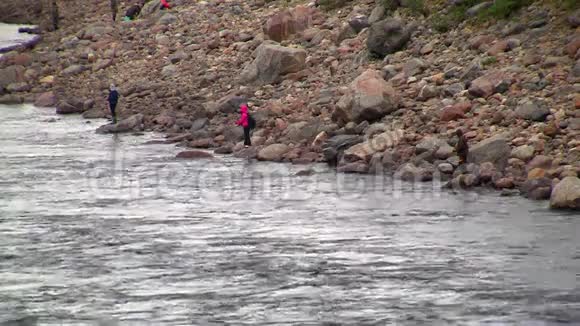渔民在河里捕鱼视频的预览图