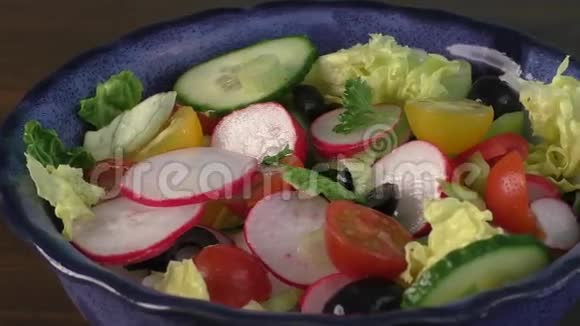 带新鲜蔬菜的沙拉美味的食物视频的预览图
