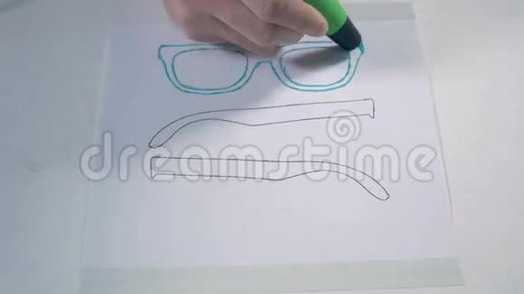 双手用3D打印笔绘图生产真正的现代眼镜视频的预览图