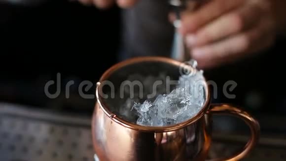 酒保用铜碗做鸡尾酒视频的预览图