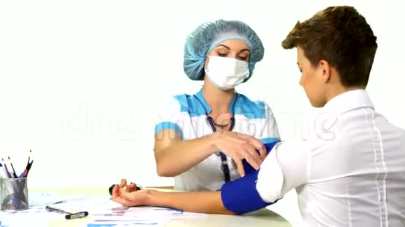 女性患者血压测量医生视频的预览图