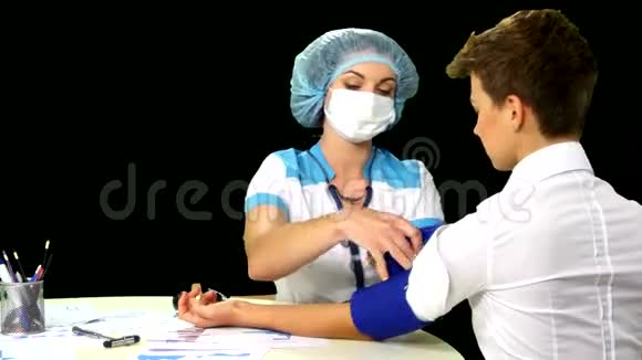 女性患者血压测量医生视频的预览图