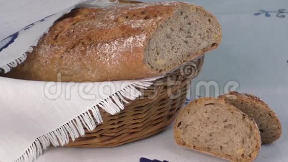 面包店篮子里的乡村面包和餐巾视频的预览图