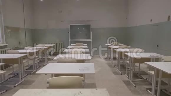 空教室有木制课桌学校里有白色和绿色的粉笔板空教室废弃的学校教室视频的预览图
