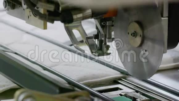 床垫制造床垫厂在缝纫机上缝制床垫视频的预览图