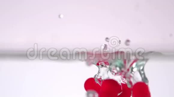 大量的红色药物在水里视频的预览图