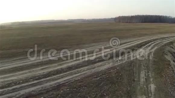秋天俄罗斯公路的空中观景台视频的预览图