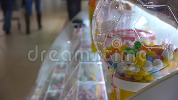 购物中心的口香糖机视频的预览图