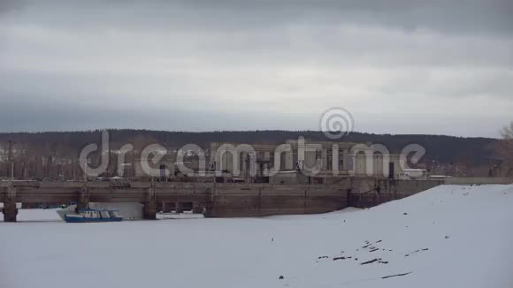 水闸里的雪城市景观背景下冻渠封闭航运锁视频的预览图