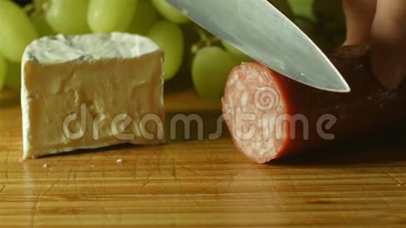 camembertbrie奶酪和意大利腊肠拼盘在厨房切视频的预览图