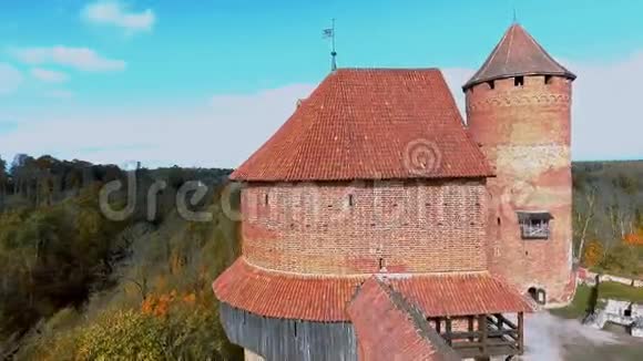 从屋顶飞过拉托维亚锡古尔达春天的图拉伊达城堡视频的预览图