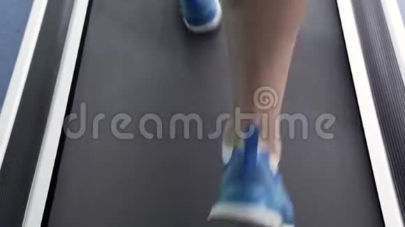 椭圆机工作时男性腿视频的预览图