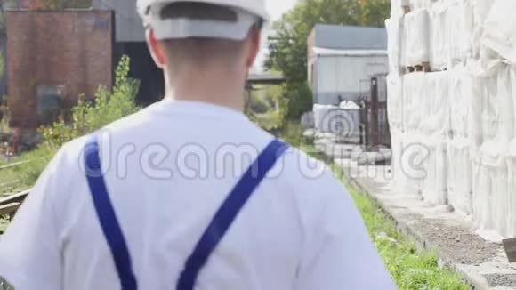 铁路工人戴着白盔沿着铁路行走视频的预览图