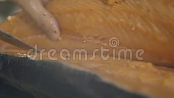 厨师在切割板上准备新鲜鲑鱼慢动作视频的预览图