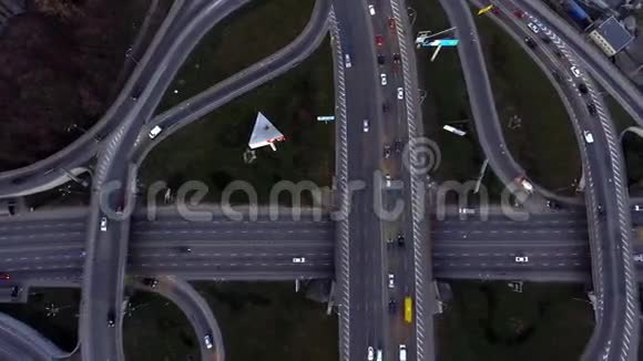 乌克兰基辅的夜间道路交通视频的预览图