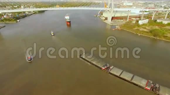 拖船或船的鸟瞰图潮法拉河集装箱运输船运输概念倾斜相机拍摄视频的预览图