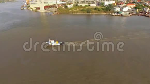 潮法拉河上的拖船或轮船集装箱运输船运输瞰图运输概念全景摄像机拍摄视频的预览图
