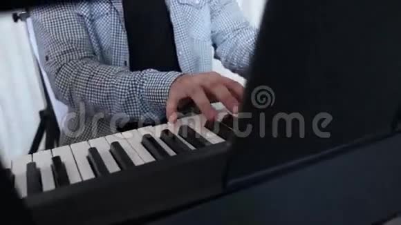 音乐家演奏合成器手和钥匙的特写视频的预览图