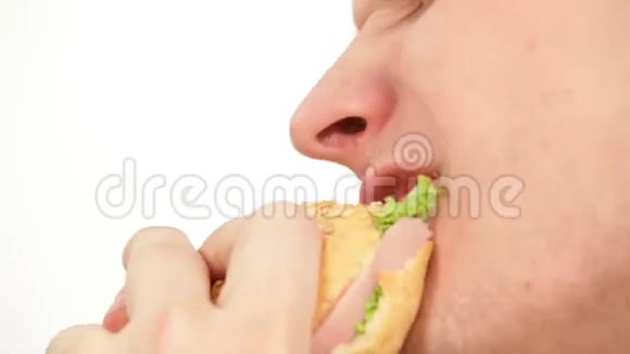 吃汉堡包的男人快餐视频的预览图