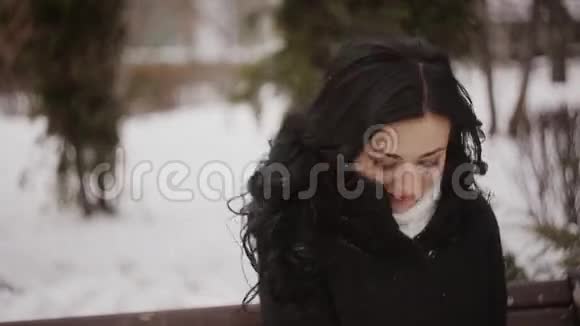 冬天公园里美丽的女孩温暖冰冷的双手视频的预览图