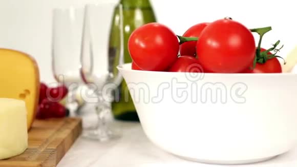 餐桌上的天然葡萄酒奶酪和蔬菜视频的预览图