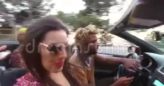 帅哥在开敞篷车的时候和他的白种人女朋友开派对视频的预览图