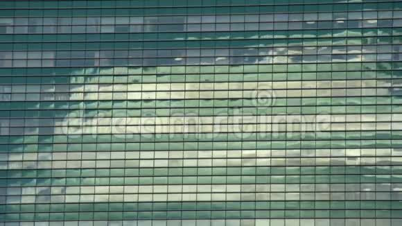 在摩天大楼里的倒影视频的预览图