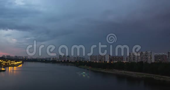 城市景观与河流交通和云在黄昏的移动视频的预览图