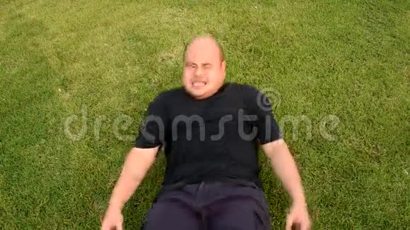 一个肥胖的秃头亚洲泰国男子表现得像一个宠坏了的孩子高清晰度视频的预览图