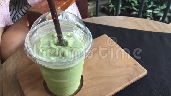 木桌上的玻璃杯里有筒子的绿茶味道视频的预览图