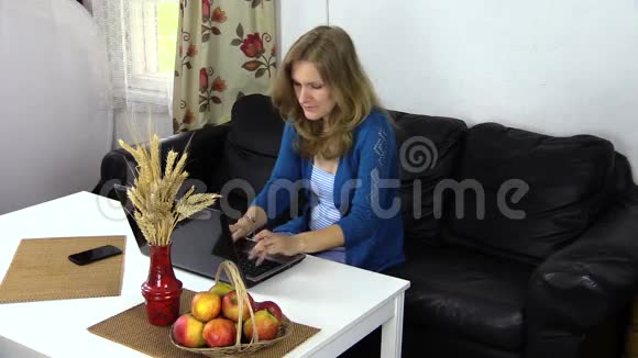 孕妇在家工作电脑吃红熟苹果视频的预览图