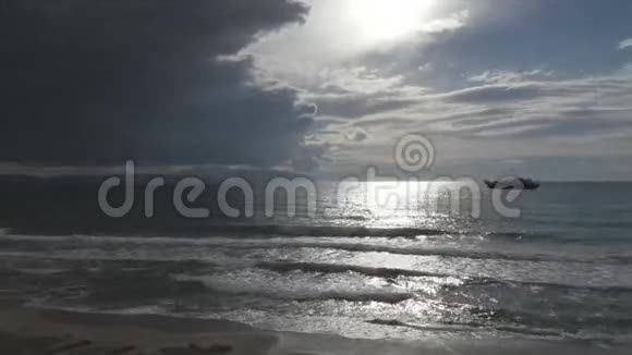 海景和即将来临的风暴背景下的船视频的预览图
