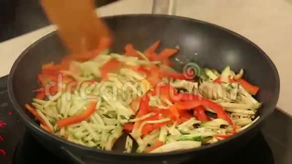 锅里炖蔬菜视频的预览图