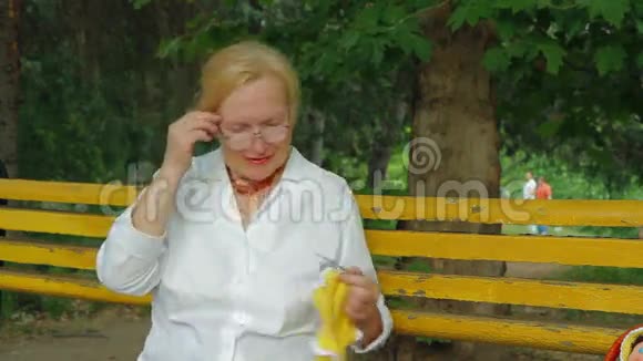 公园里的老女人视频的预览图