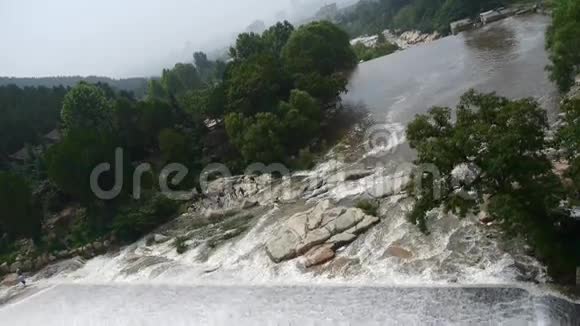 滔滔瀑布喷盖石泰山视频的预览图