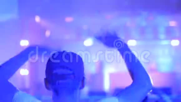 男子剪影派对在晚上露天音乐会前的舞台视频的预览图