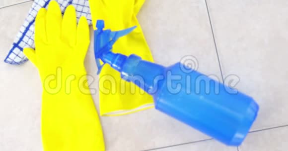 黄色橡胶手套和喷雾瓶视频的预览图