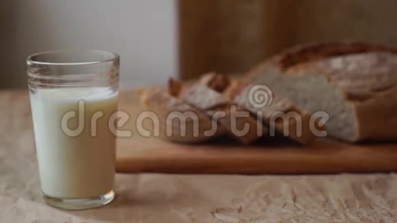 厨房桌子上有一杯牛奶和切片面包早餐提供乳制品视频的预览图