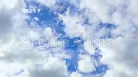 云在屏幕上翱翔时间流逝视频的预览图