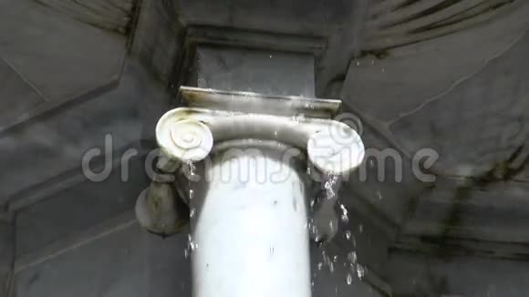 喷泉中古色古香的大理石柱上流淌着水视频的预览图