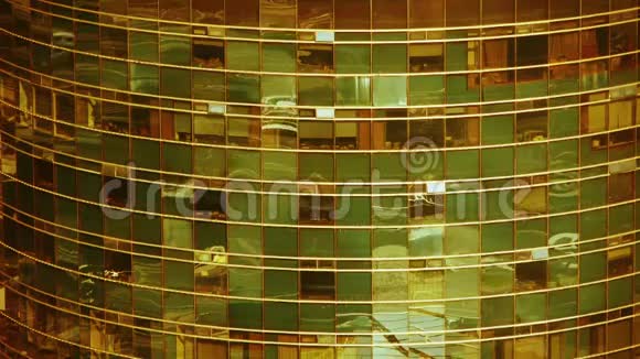 特写摩天大楼玻璃窗反光商务楼宇全球商业视频的预览图