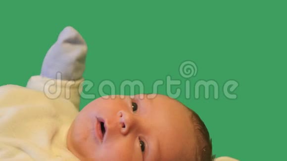 新生婴儿情绪绿色屏幕娃娃镜头视频的预览图