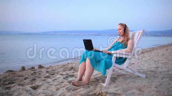 在海滩上讲skype的女人视频的预览图