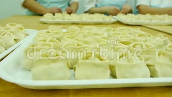 擀面团包饺子视频的预览图