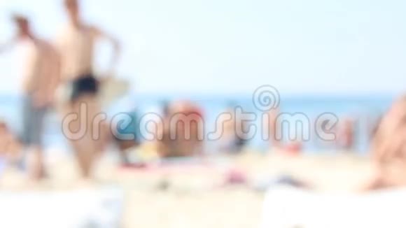 夏日炎炎的海滩景色游客和雨伞模糊的视频视频的预览图