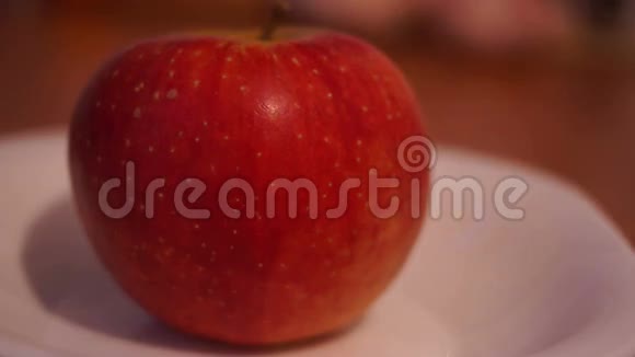 厌食症的概念健康食品配测量带苹果形状剪影或倒三角形视频的预览图