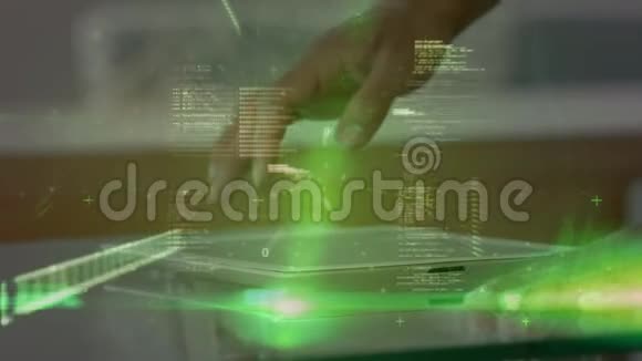 男性在数据移动时使用数字平板电脑视频的预览图