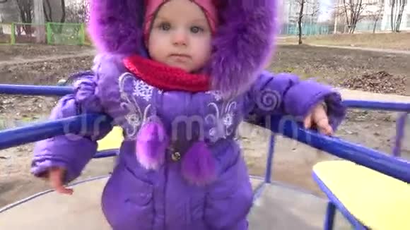 可爱的新生儿在冬季旋转木马上旋转4K超高清超高清视频的预览图