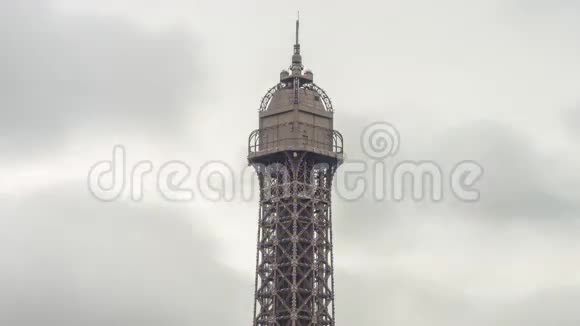 多云天澳门著名酒店埃菲尔铁塔顶观4k时光流逝中国视频的预览图